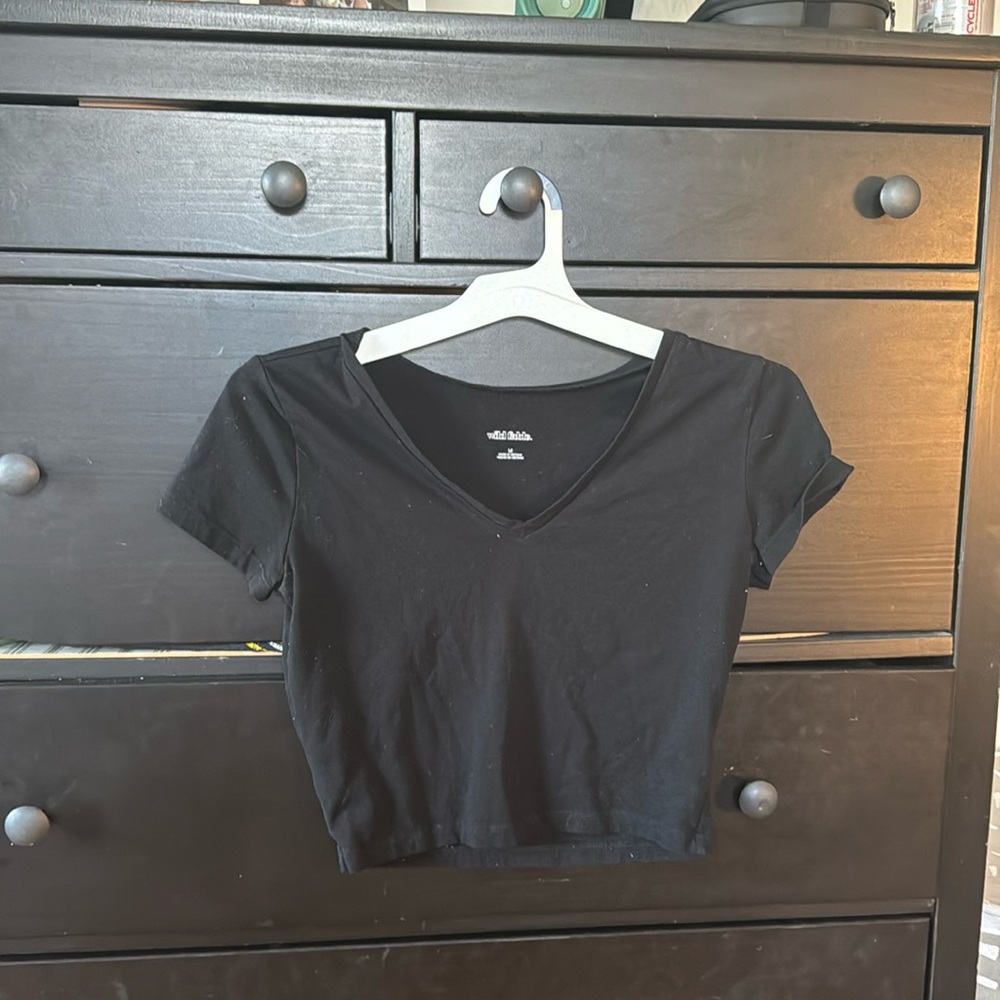 black cropped short sleeve v neck tee